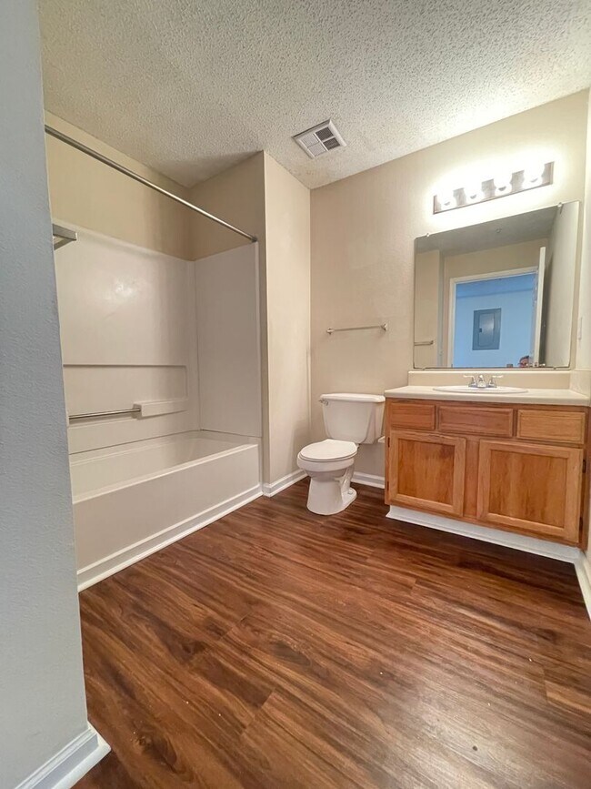 Building Photo - Cozy 2B/2B Unfurnished Condo near Beach in...