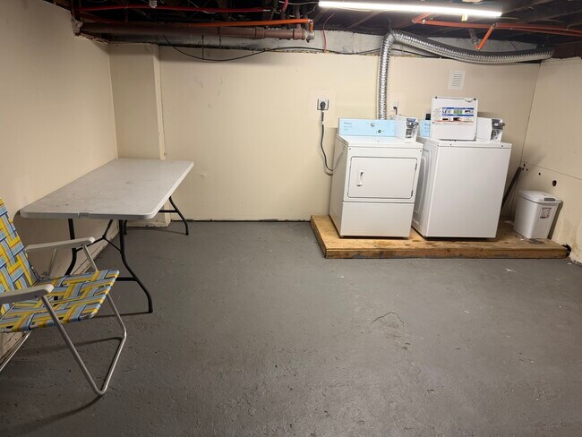 Building Photo - 727 Carlton Ave