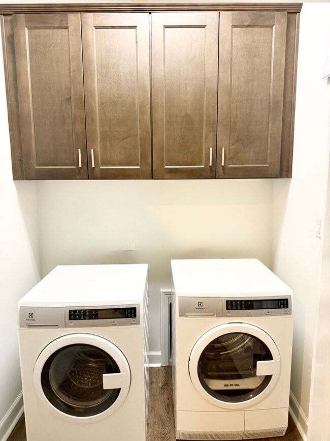 Building Photo - Upscale Townhome in Market Common! MOVE-IN READY!