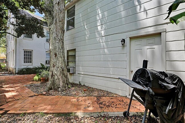 Building Photo - 2348 McClendon St