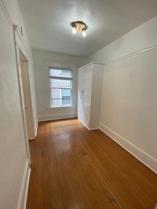 Building Photo - Top floor 1 BR with LOTS of natural light in trendy NW 23rd District!