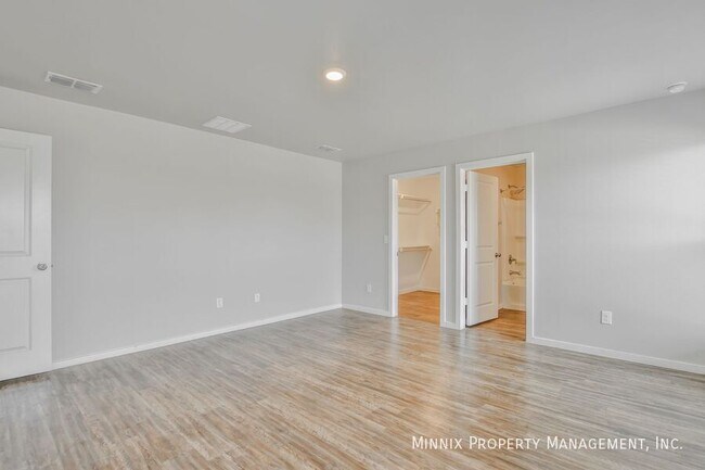 Building Photo - 2012 Kenwood Ave