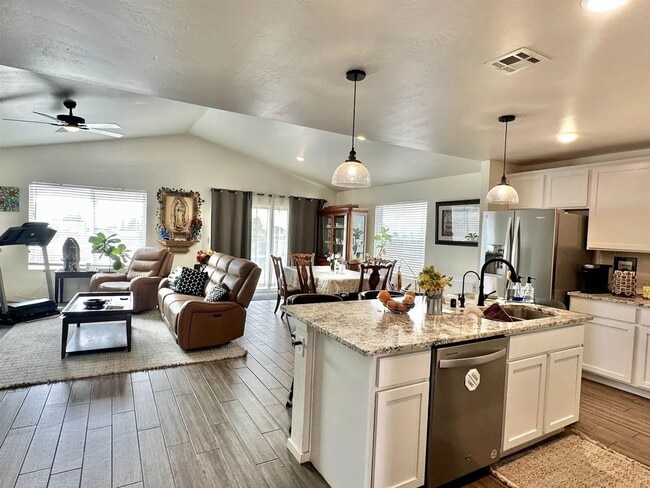 Building Photo - Beautiful 4 Bedroom/3 Bathroom Home
