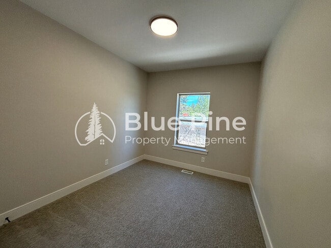 Building Photo - 477 Easy St