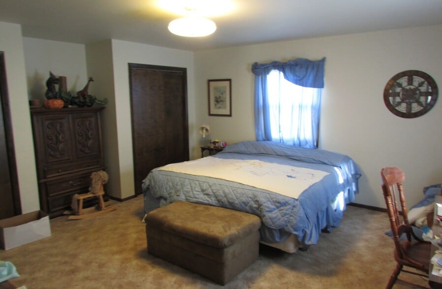 Building Photo - 252 E North Ave