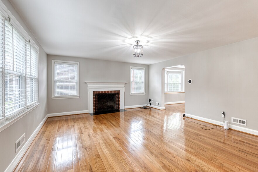 Building Photo - 1517 Dellsway Rd