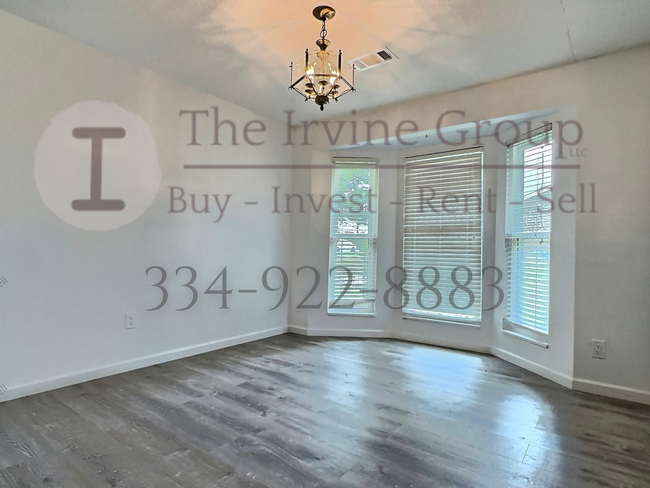 Building Photo - 3 bed 2 bath with 2 car garage