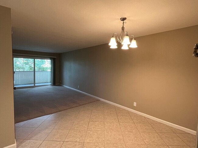 Building Photo - Spacious 2 Bed 1 Bath! Warm Springs District!