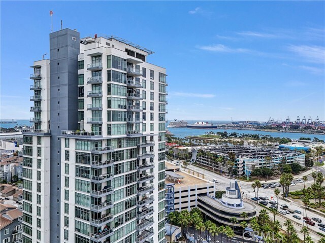 Building Photo - 411 W Seaside Way