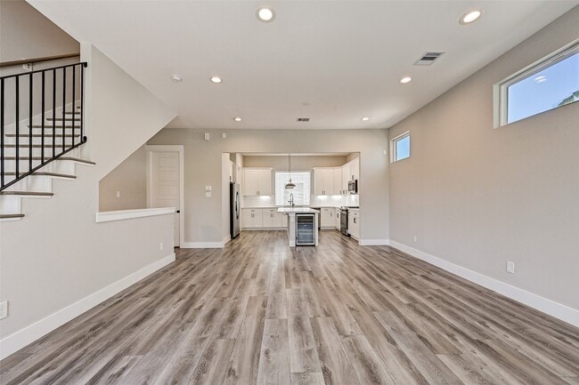 Building Photo - 1302 W 24th St