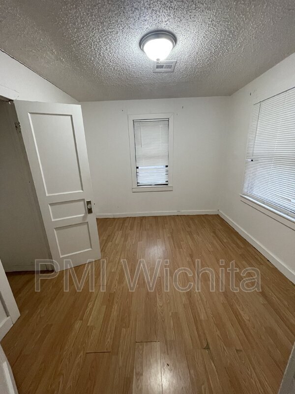 Building Photo - 420 S Kessler St