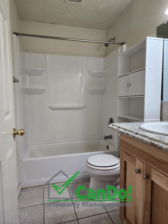 Building Photo - 2 Bedroom/ 1 Bathroom Apartment in Blackfoot Available July 1