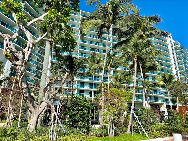 Building Photo - 1500 Bay Dr E