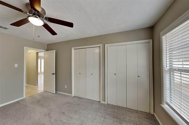 Building Photo - 8514 Greenleaf Lake Dr