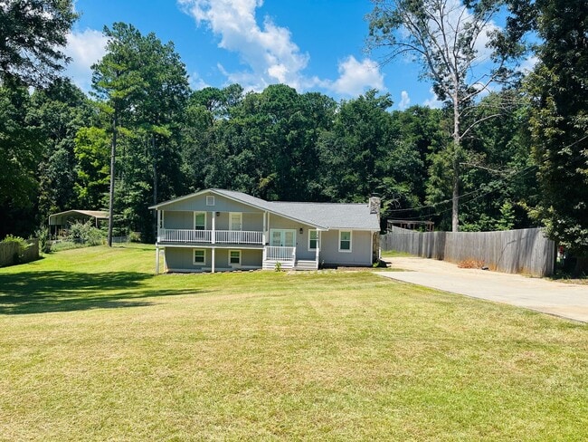 Building Photo - Beautiful 3 bedroom, 3 bathroom with large...
