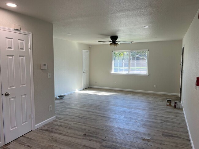 Building Photo - Adorable Kingsburg Home for rent