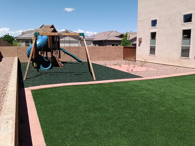 Building Photo - Stunning 4 bedroom, 3.5 bathroom home! Sho...