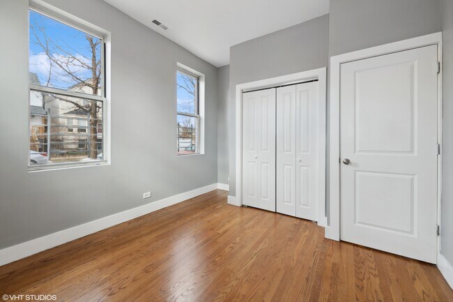 Building Photo - 3659 W Shakespeare Ave