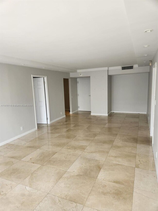 Building Photo - 20355 NE 34th Ct