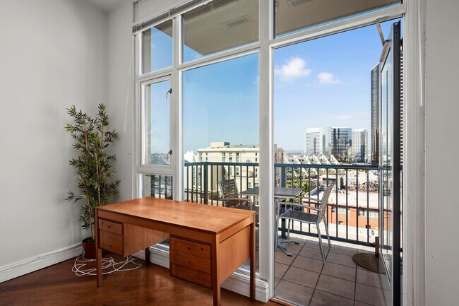 Building Photo - Top Floor Condo in the Gaslamp District!