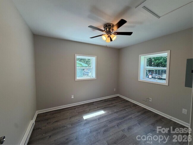 Building Photo - 2621 E Greenbriar Rd