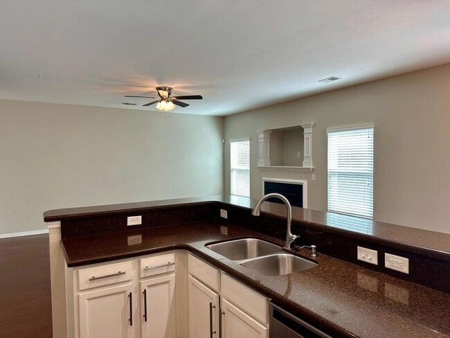 Building Photo - 450 Delmont Dr