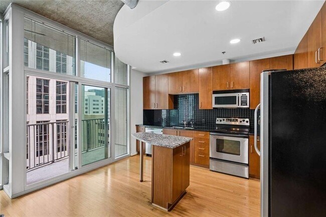 Building Photo - 943 Peachtree St NE