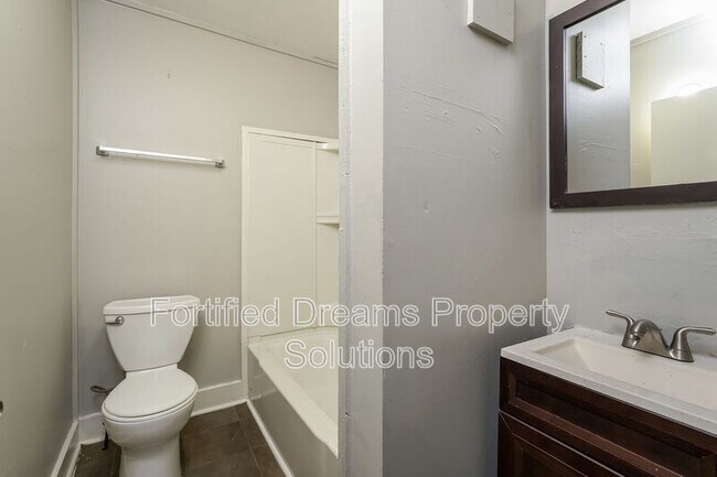 Building Photo - 2010 Temple St