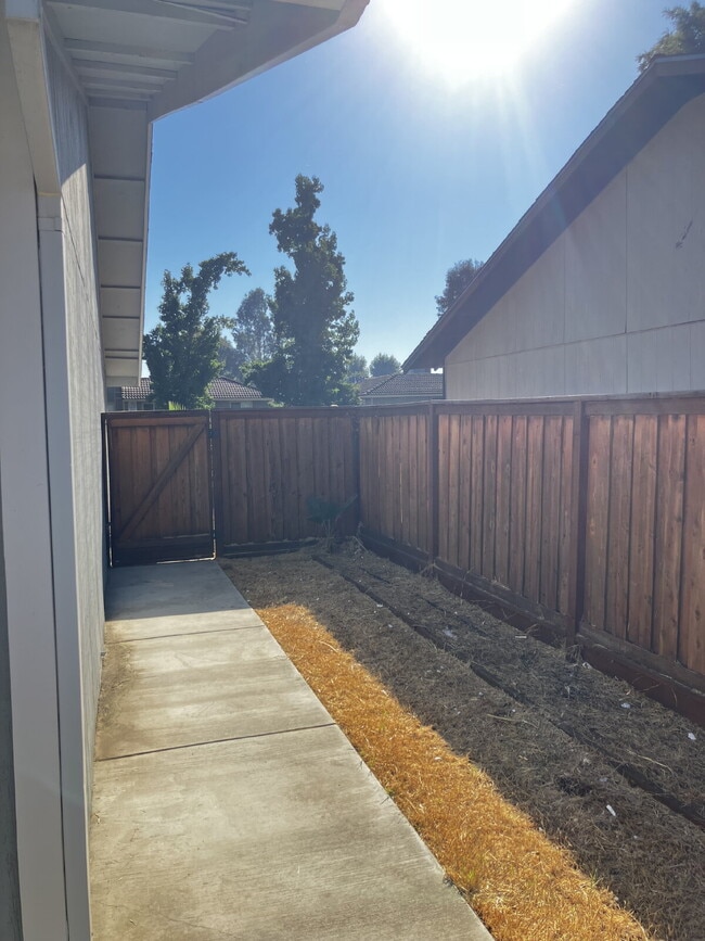 Building Photo - Charming 2-Bed, 2-Bath Duplex Retreat on Denver Avenue – Perfect Merced Living!