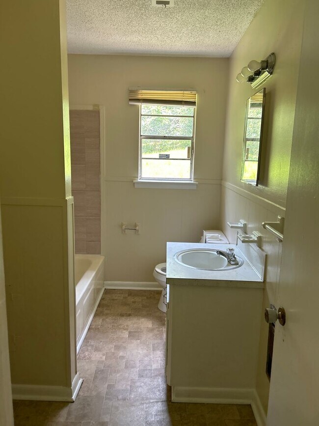 Building Photo - Zillow