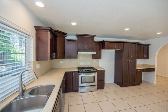 Building Photo - Spacious 4 Bedroom Home in Quiet Yorba Linda Neighborhood