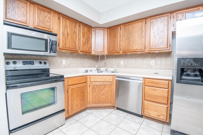 Building Photo - Knoxville 37922 - 3 bedroom, 2 bath with fenced-in yard - Call Susan Niedergeses (865) 300-4722