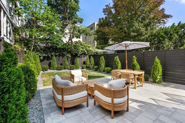 Building Photo - 722 E 5th St