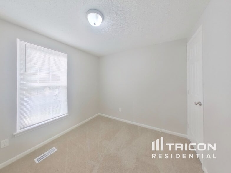 Building Photo - 2305 Valleyview Dr