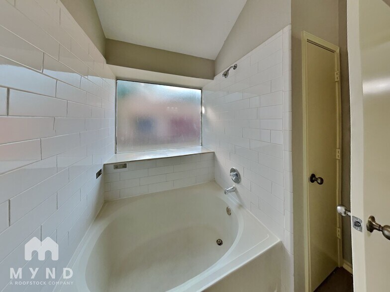 Building Photo - 4961 Briar Oaks Ln