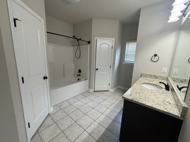 Building Photo - Great Starter Home in Gated Community