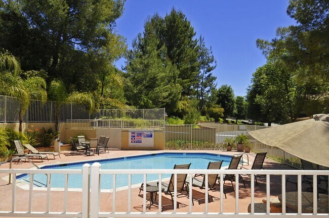 Building Photo - 3055 E Hillcrest Dr