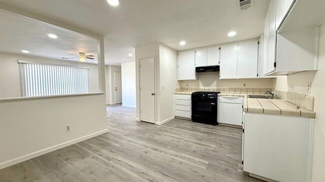 Building Photo - 2447 Knowlwood Dr