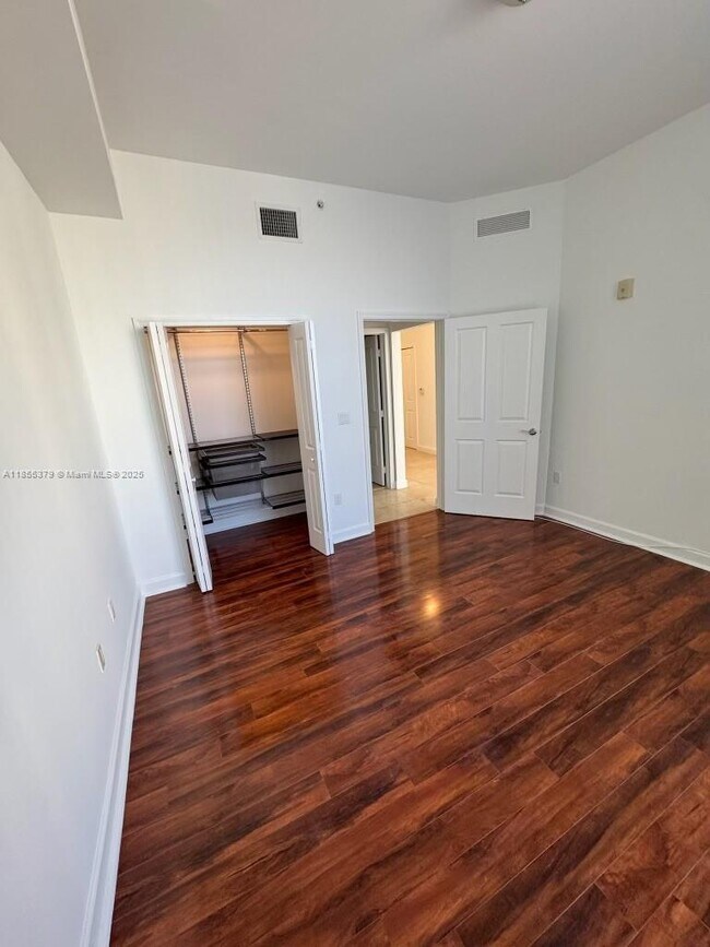 Building Photo - 2650 SW 37th Ave