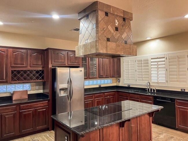 Building Photo - Stunning 5 bed/ 3.5 Bath in Pleasant Valley