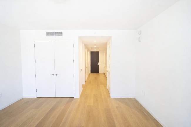 Building Photo - Spacious Studio Available Now!