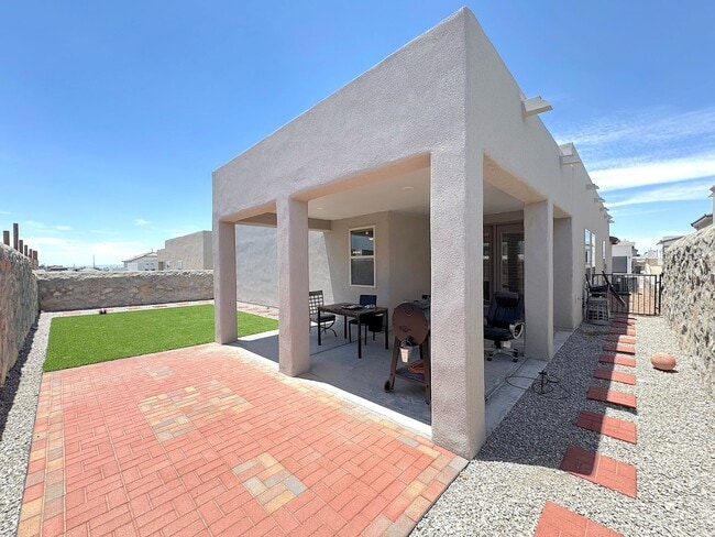 Building Photo - East El Paso 4 bed Refrig A/C!
