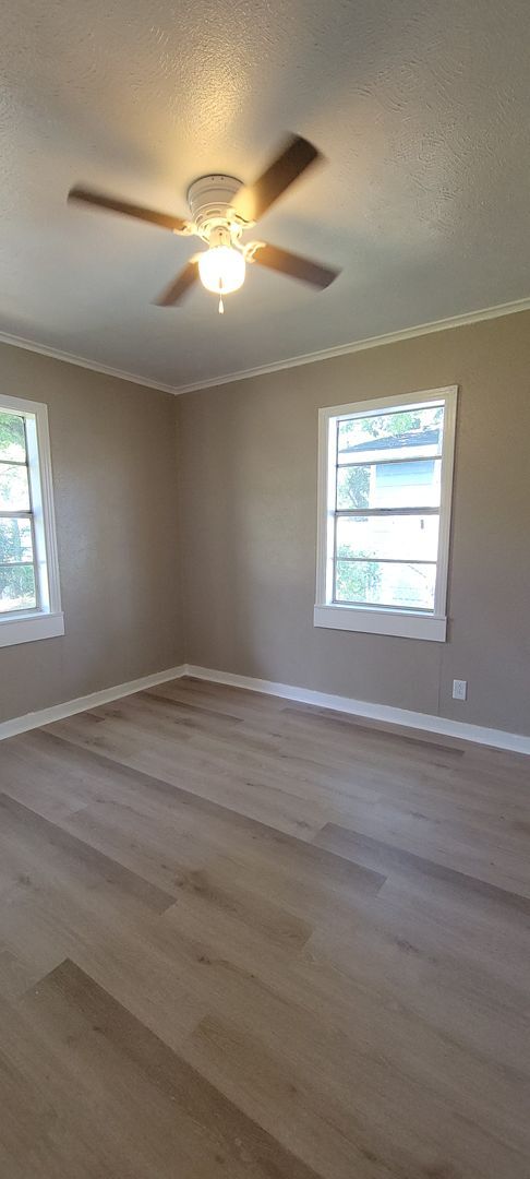 Building Photo - Adorable 3 bedroom/1 bath house with Centr...