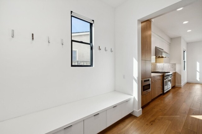 Building Photo - Luxurious Modern Single Family Home in West Menlo Park Available Now!