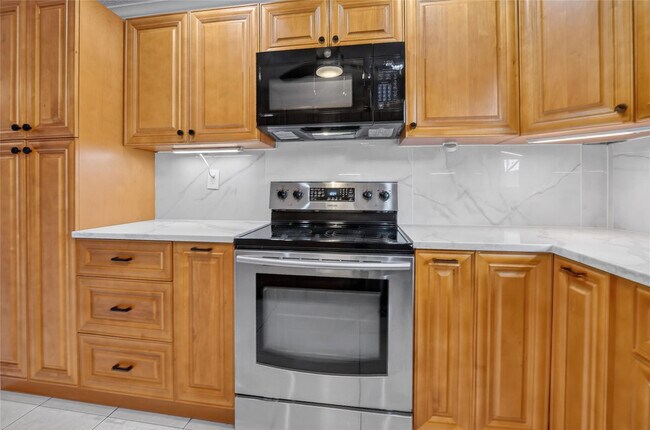 Building Photo - 111 SE 14th Pl