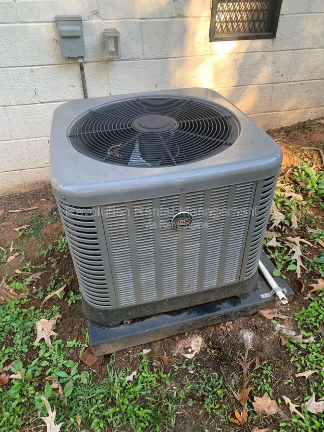 Building Photo - 2869 Rockcliff Rd SE