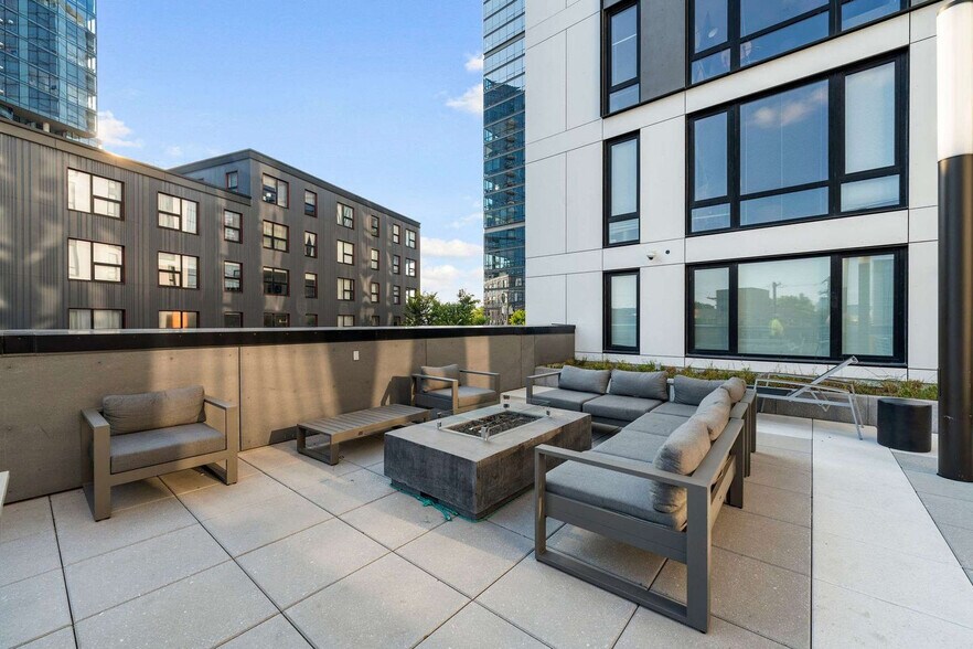 Building Photo - 853 W Blackhawk St