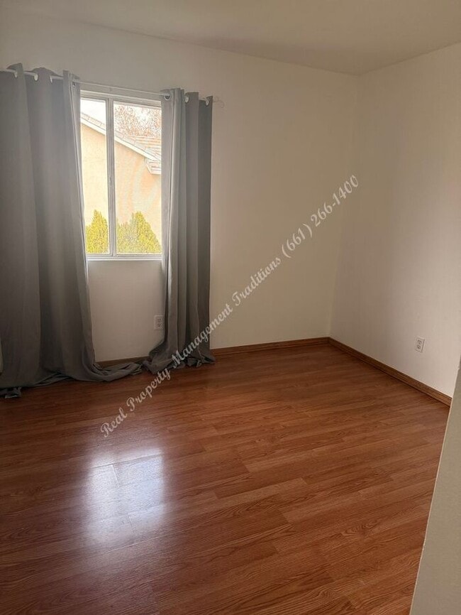 Building Photo - *** Please call us @ 661-266-1400 for information on availability, showings and applications proc...