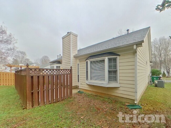 Building Photo - 8523 Lockerbie Ln