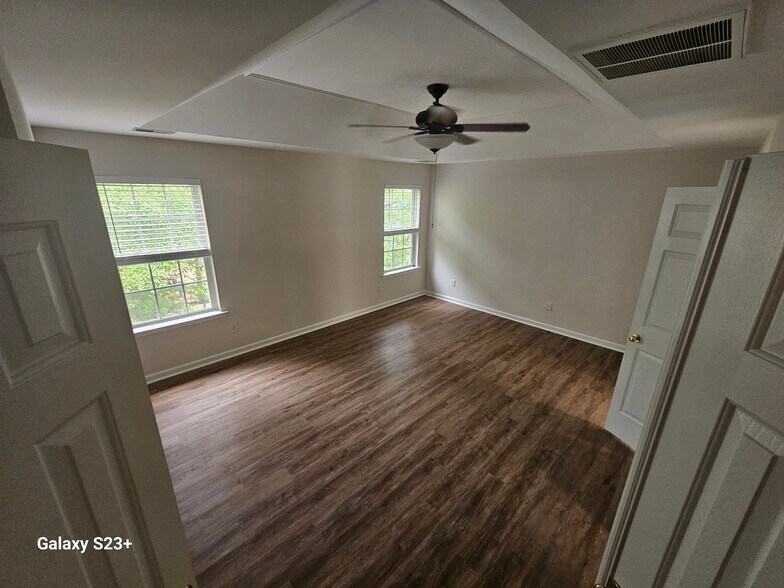 Building Photo - 304 Oak Cove Dr